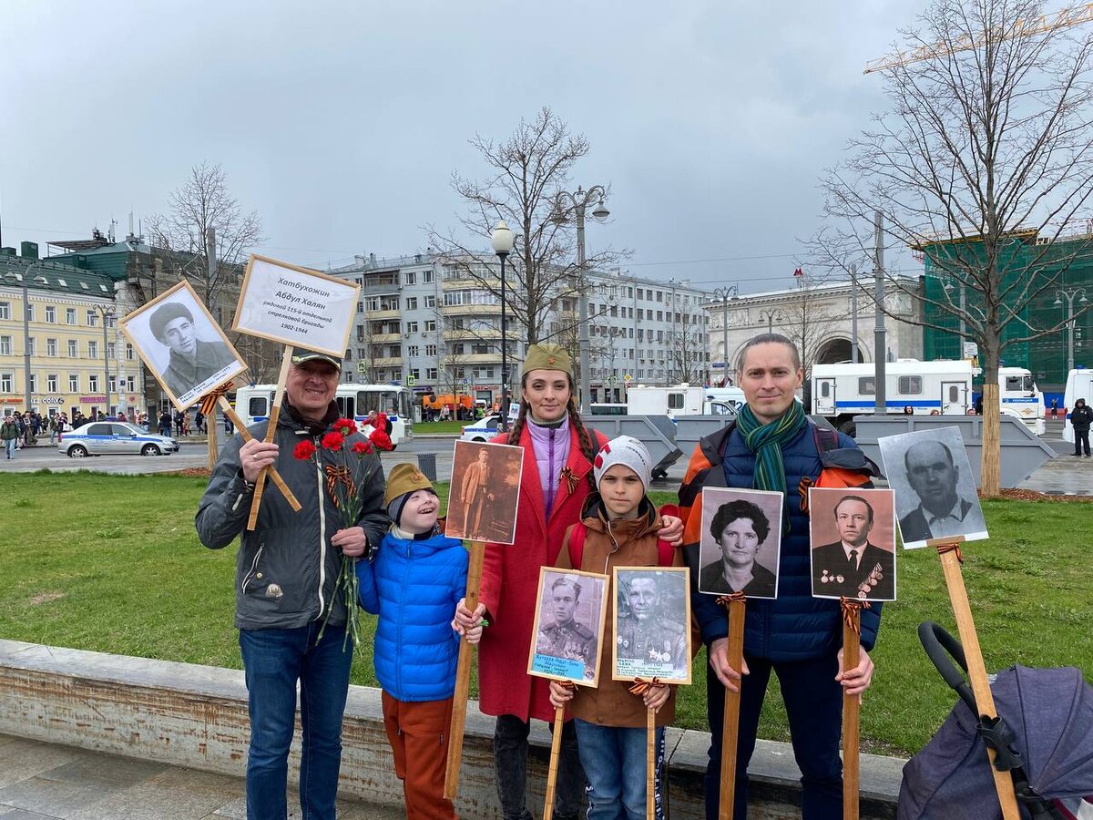 Я с семьёй старшей дочери перед началом акции Бессмертный полк. 9 мая 2022 года.