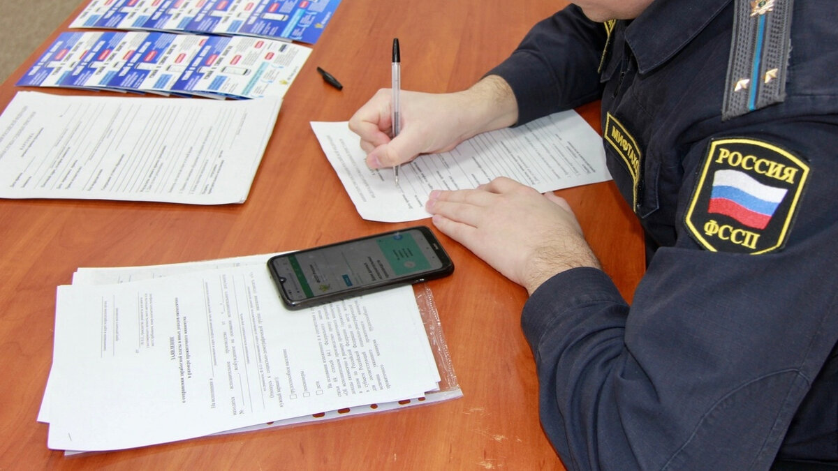 Выездной прием граждан судебными приставами. Должники в доме. Горькова пристав фото. Телефон югорских приставов