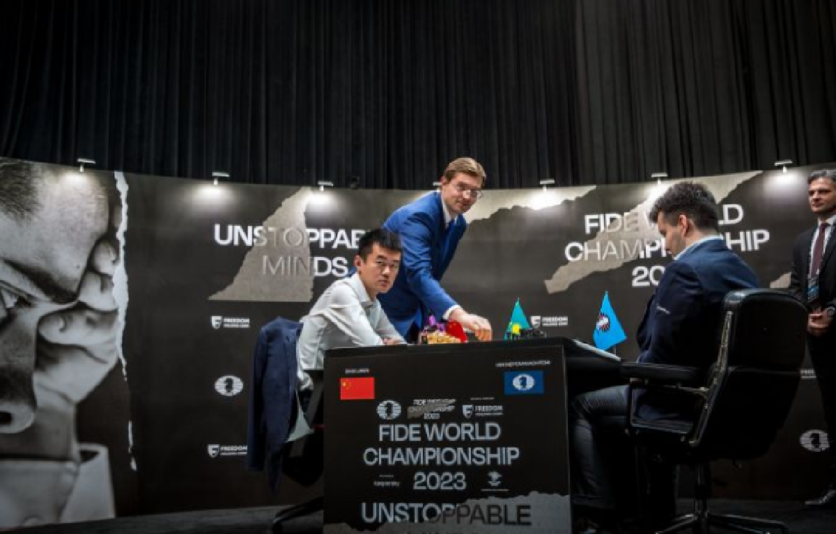 Дин Лижень пропустит нокдаун Яна Непомнящего. Фото: ФИДЕ