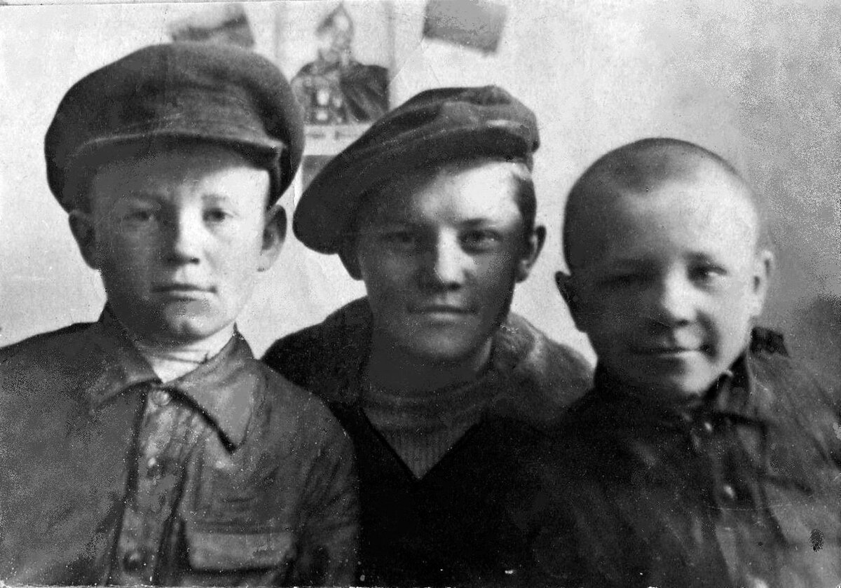 Братья Памирские, слава – направо: Николай, Павел, Василий, г. Кривой Рог (Украина), 1930 - гг. 