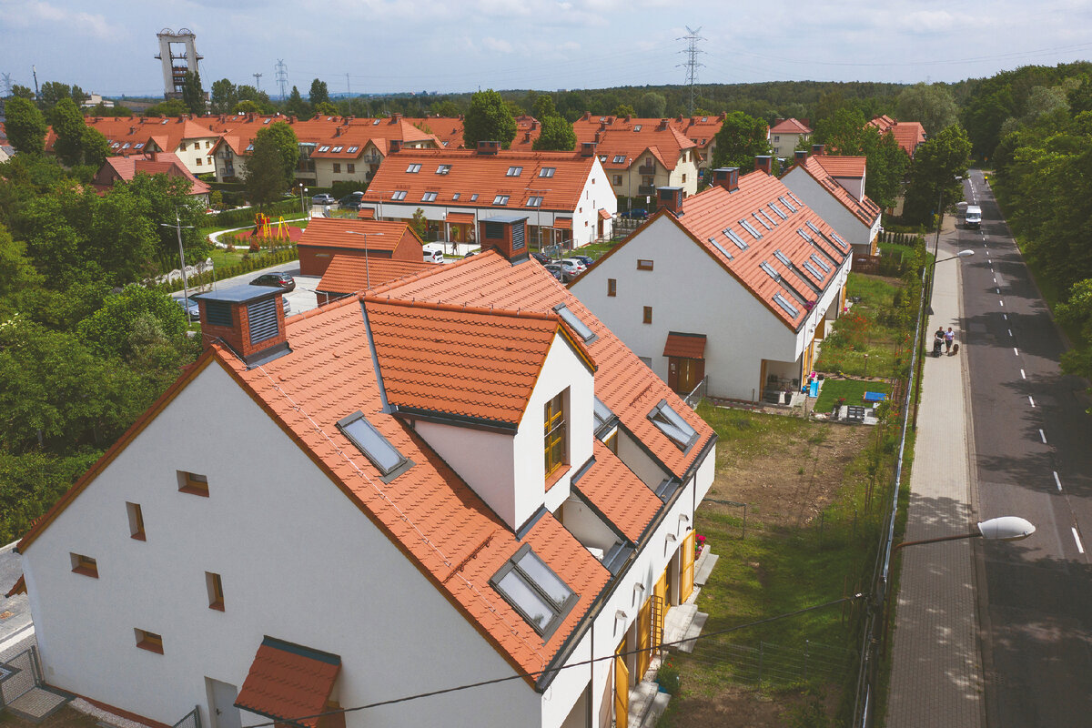 Мансардные окна и люкарна на одной крыше