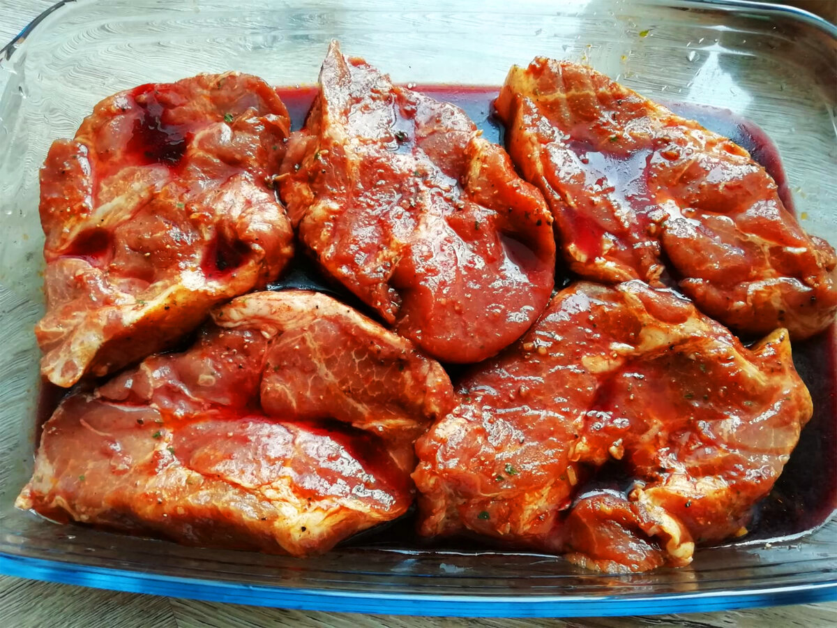 Маринуем мясо перед запеканием