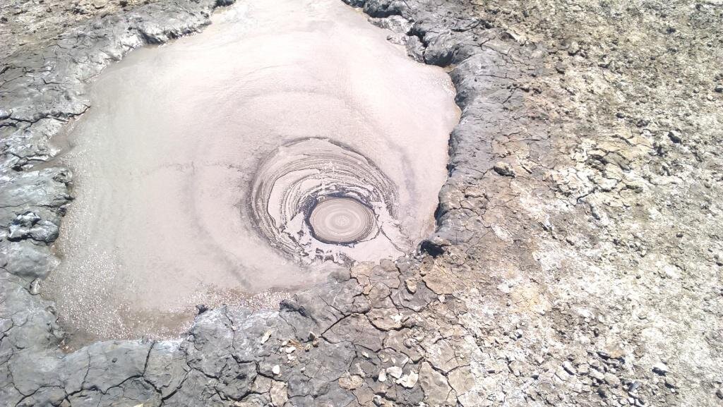 В этой лужице проступают следы нефти