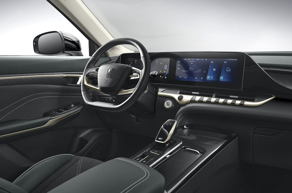    Bestune T55 чуть крупнее Volkswagen Taos. Его размеры: 4437х1850х1625 миллиметров, колесная база – 2650 миллиметров   
FAW