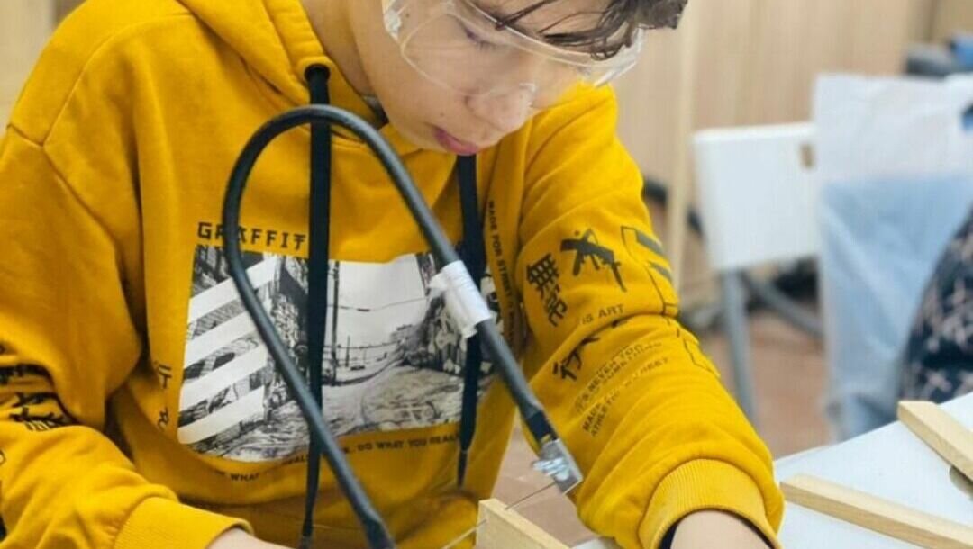     В мастерской есть три станка, верстаки и необходимые инструменты, они куплены на частные пожертвования. На открытии прошел мастер-класс по изготовлению деревянных плечиков для одежды. Сейчас проводятся занятия для групп по 3-4 человека.