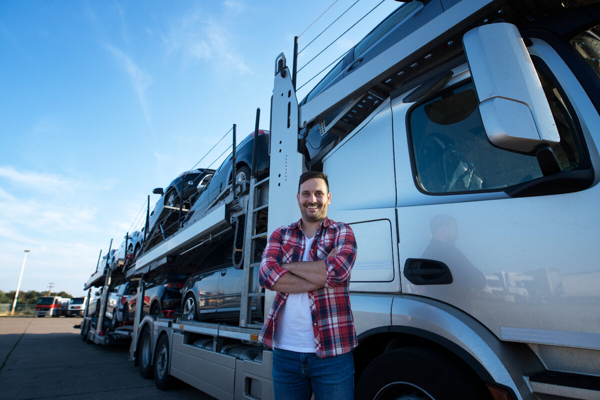 <a href="https://ru.freepik.com/free-photo/portrait-of-professional-smiling-truck-driver-with-crossed-arms-transporting-cars-to-the-market_11451004.htm#query=%D0%B0%D0%B2%D1%82%D0%BE%D0%B2%D0%BE%D0%B7&position=5&from_view=search&track=sph">Изображение от aleksandarlittlewolf</a> на Freepik