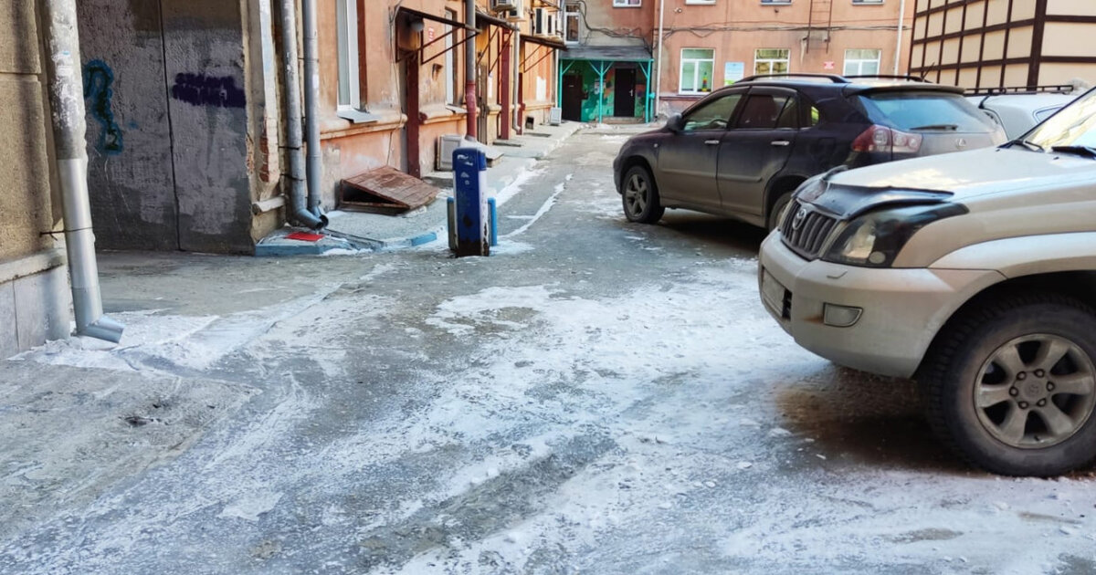 08.04.2023 г. Центральный район, двор дома по адресу: ул. Ермака, 1. Фото читателя «Континента Сибирь»