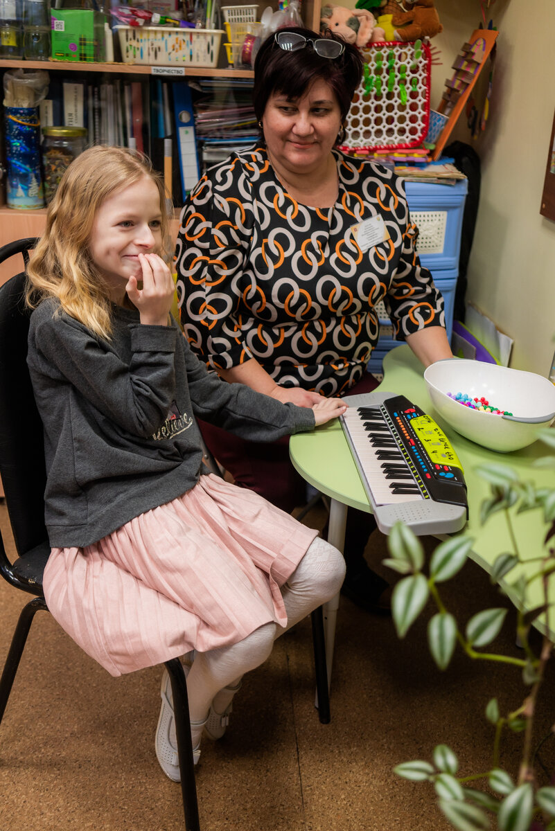 Никитина Вика (г. Красноармейск). Вика начала реабилитацию в возрасте 4 лет, когда были трудности отсутствия ориентации в пространстве, мыслительных процессов, отсутствия речевых навыков. Сейчас Вика любит игры с пианино, участвует в групповых занятиях, слушается педагогов.
Автор работы: Владимир Кузнецов
