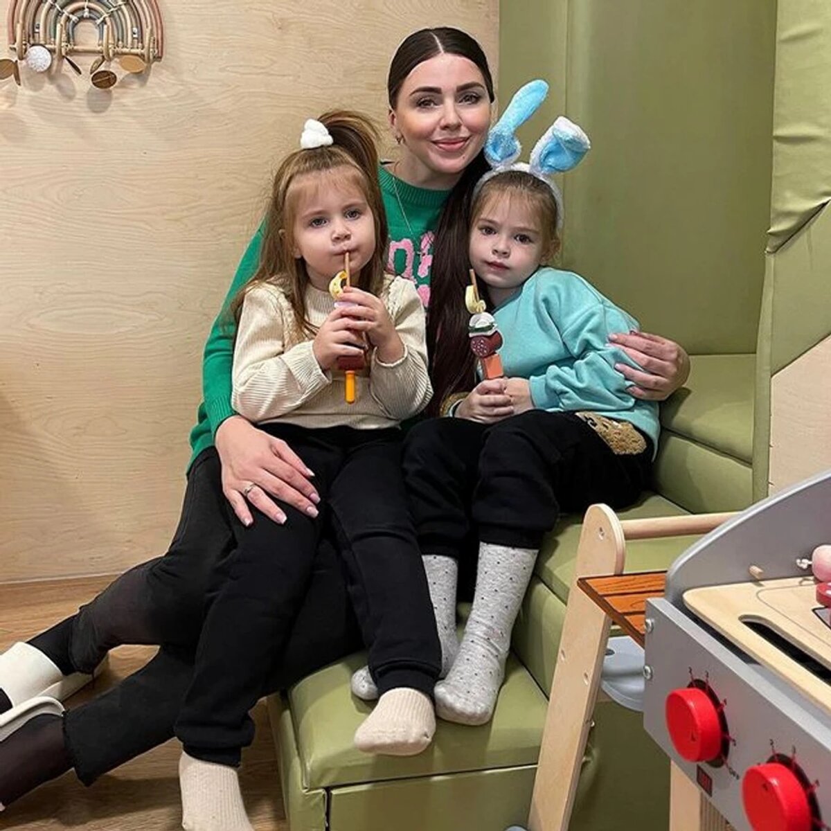    Ольга Рапунцель с дочерьми Фото: Инстаграм (запрещен в РФ) / @olyarapunzel