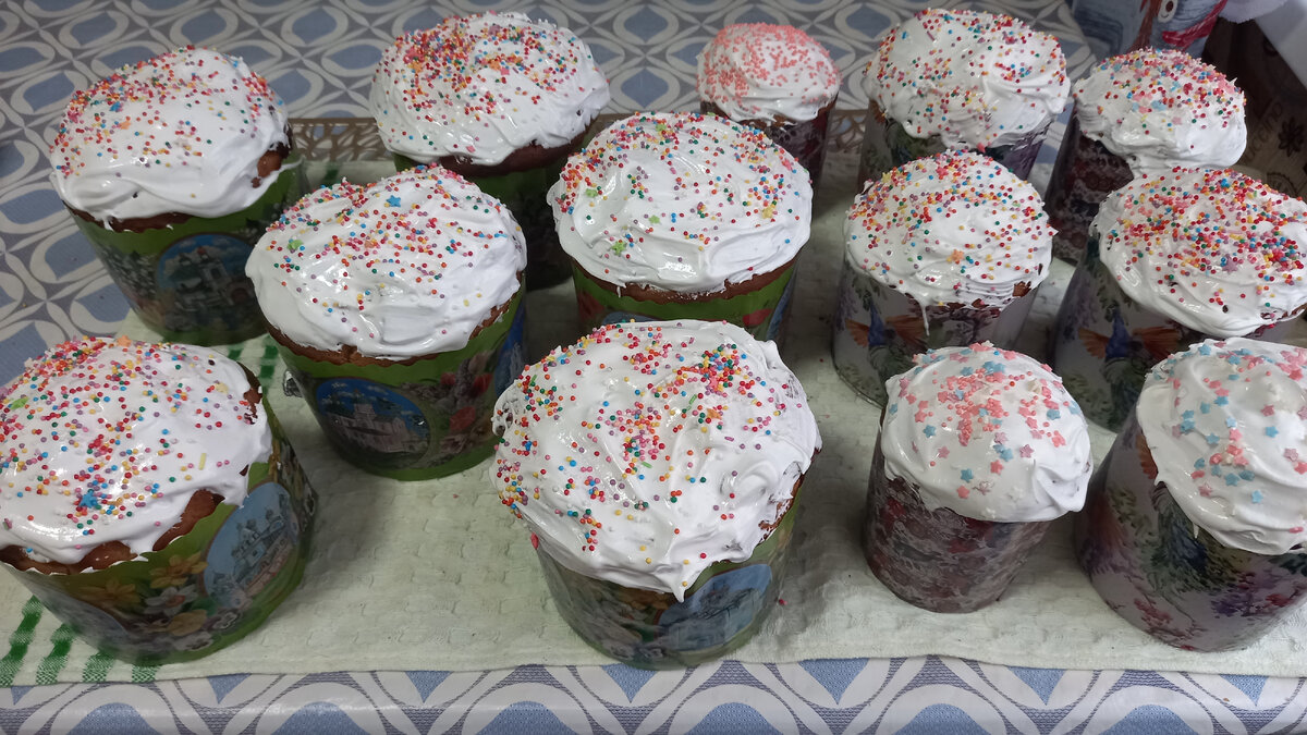 Мои куличики.Глазурь- французкая меренга.