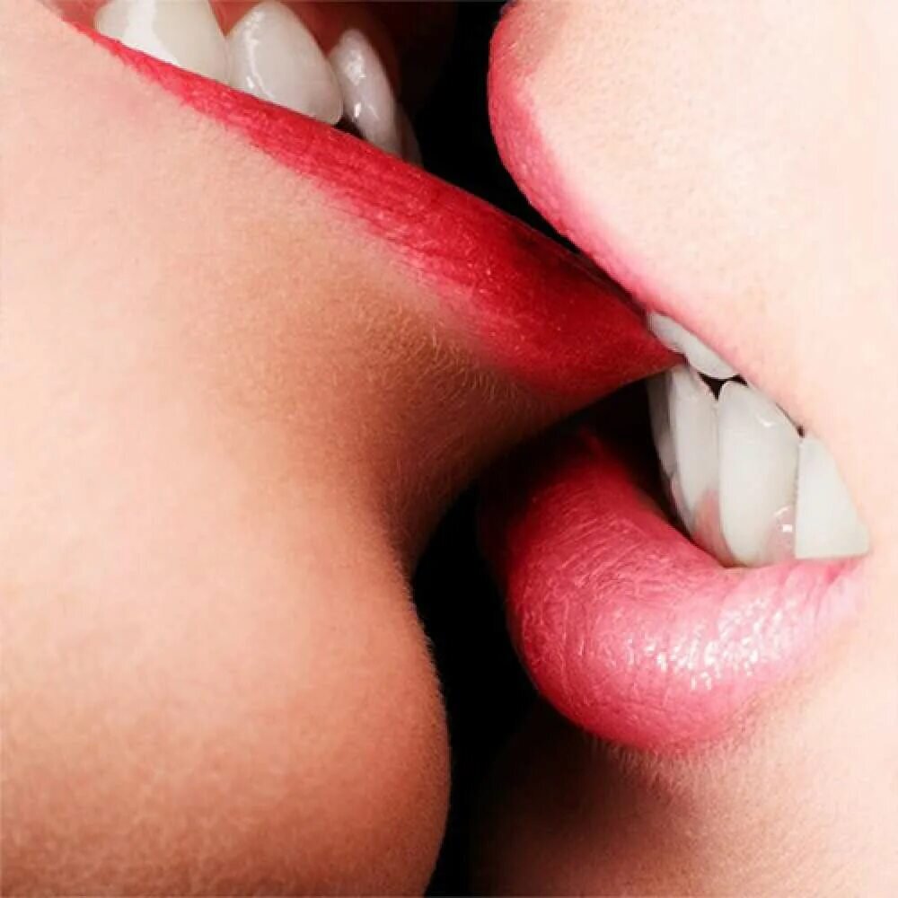 Привет хочу тебя. Целую тебя. Девушка целует девушку с языком. Открытка целую. Сочный поцелуй с языком.