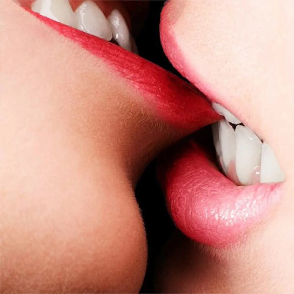 Ой твои поцелуи тайпан. Целую тебя. Девушка целует девушку с языком. Открытка целую. Сочный поцелуй с языком