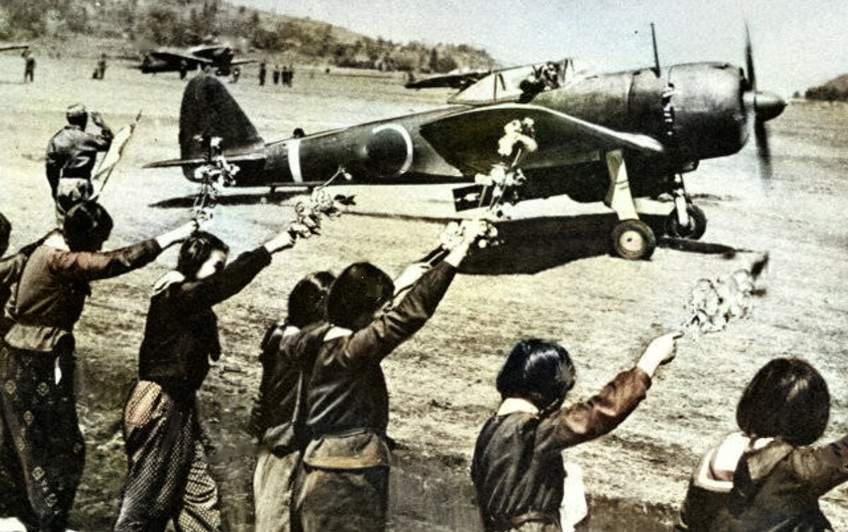 Японские девушки провожают своих парней-камикадзе в последний полёт