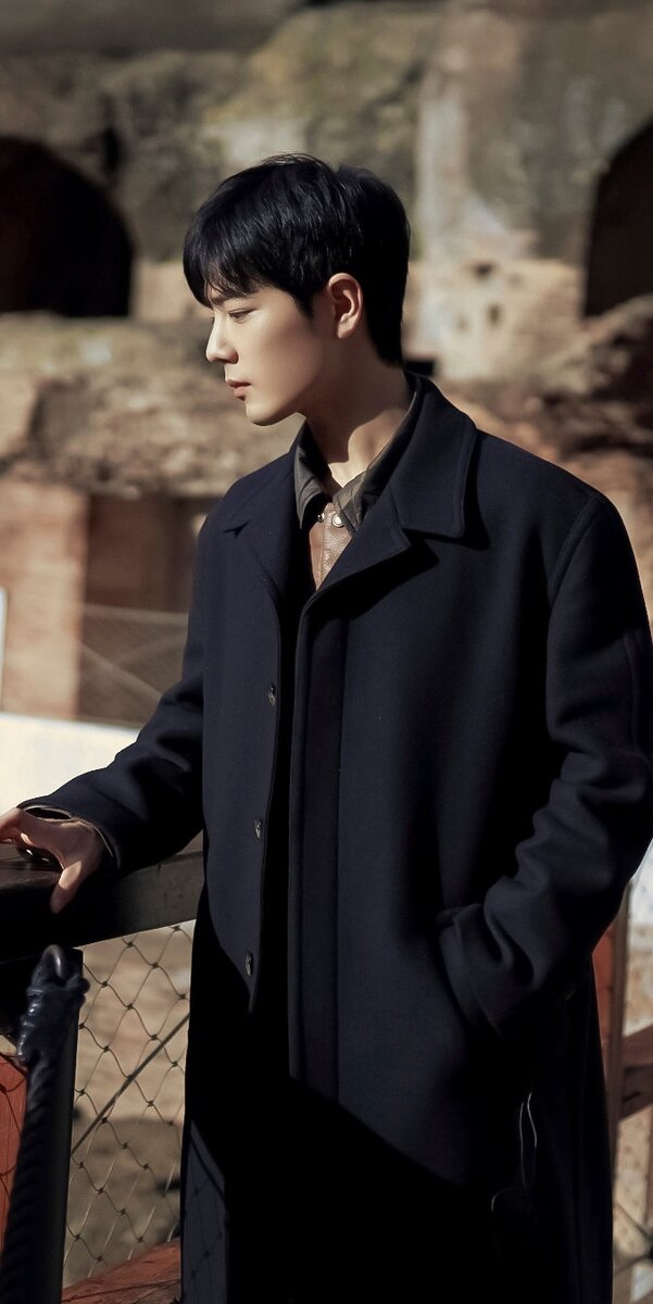 Сяо Чжань на прогулке по Колизею. Рим, 2023