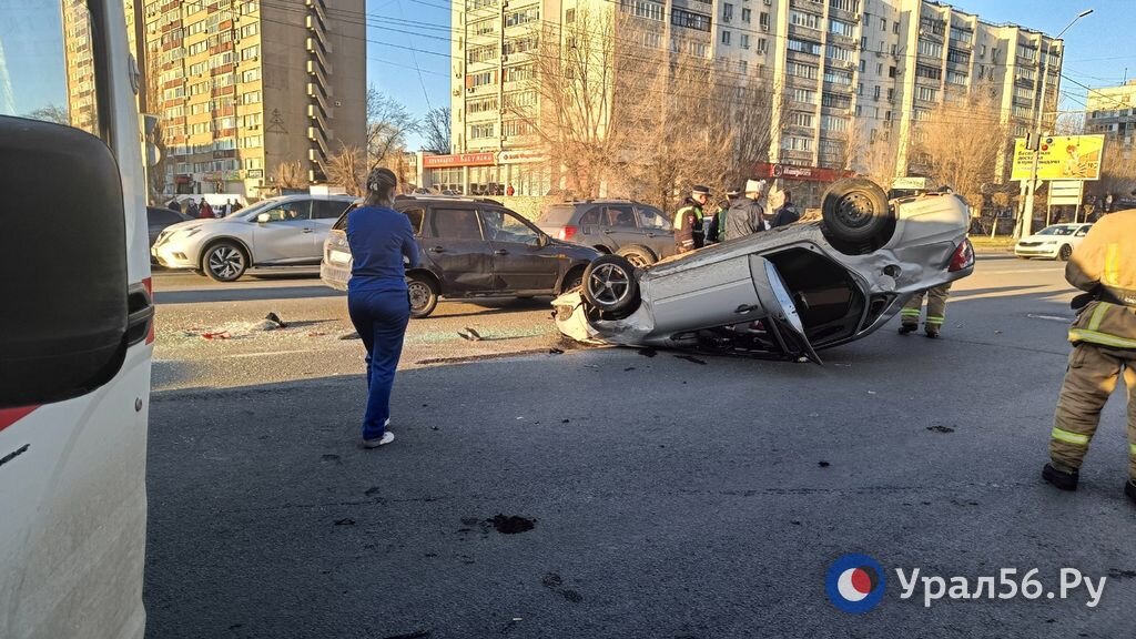    Один из трех автомобилей оказался на крыше: в Оренбурге серьезное ДТП на проспекте Гагарина