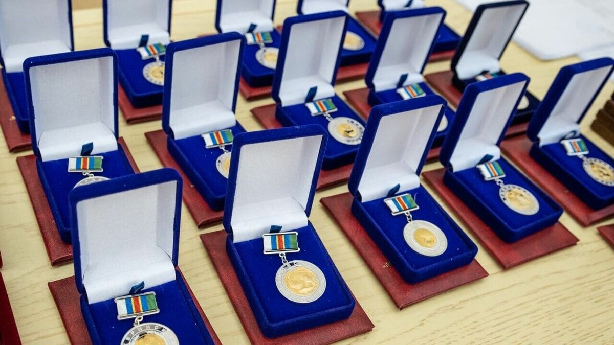     27 жителей Тюменской области наградят медалями «Материнская слава» и «Отцовская доблесть». Постановлении о вручении почетных наград подписал губернатор Александр Моор.