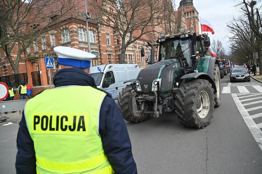    Акция протеста фермеров в польском Щецине против импорта украинского зерна © EPA/Marcin Bielecki/ТАСС