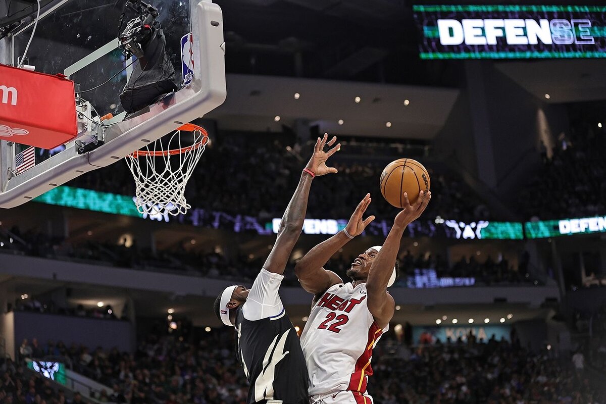 Самым результативным в составе победителей стал Джимми Батлер, который записал в свой актив 35 очков и 11 передач.