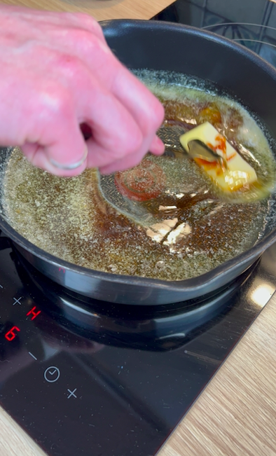 В сковороде растопить сливочное масло и влить мед.