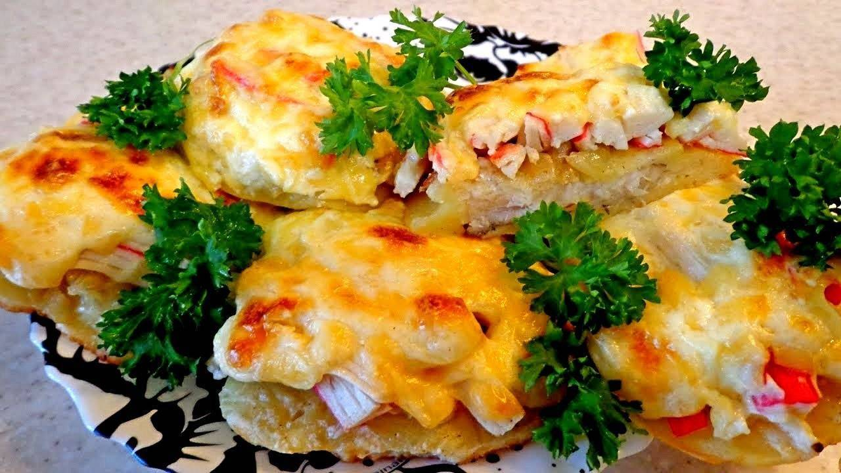 Минтай с овощами пп. Минтай с помидорами и сыром. Рыба запеченная под сыром. Рыба под шубой в духовке. Горбуша под шубой.