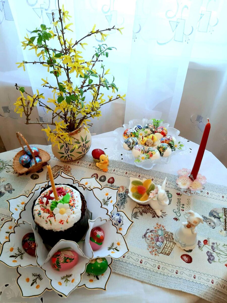 Подробнее о композициях: Скатерти - семейная реликвия хранятся в семье более века. Колокольчики - кролики из моей коллекции Колокольчиков. Белый кролик - 1954 год, Германия. Кружевная подставка для яиц и кулича - работа кружевниц итальянского острова Бурано, знаменитого своим кружевом. 