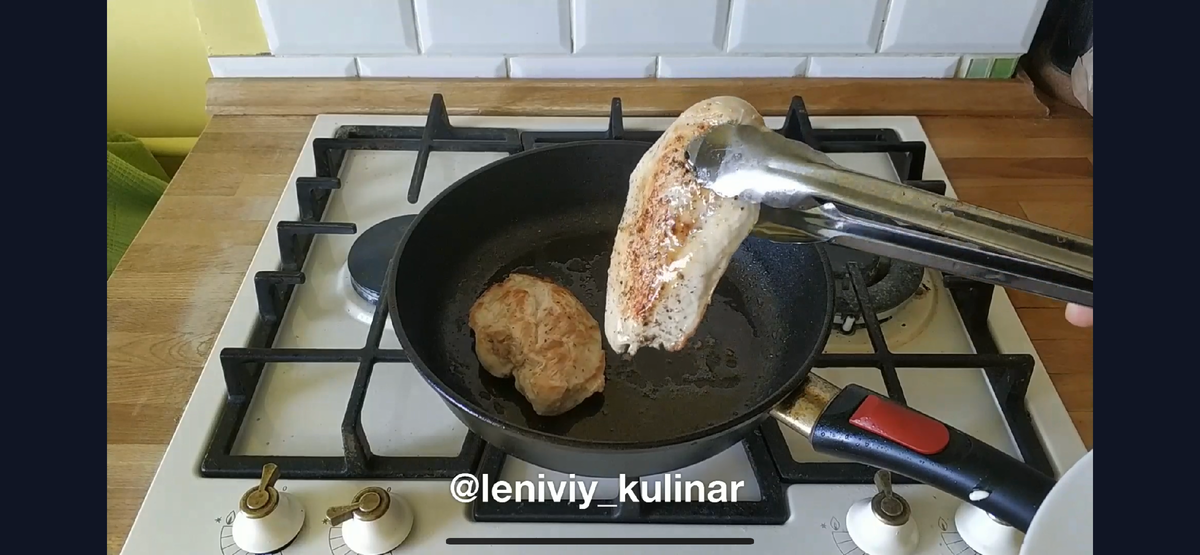 Затем куриное филе убираем со сковороды. 