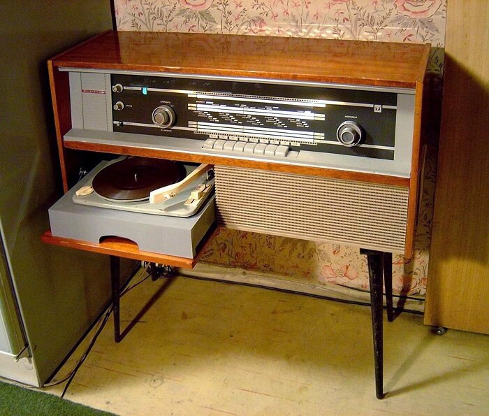 Радиола - отличный акцент в интерьере. / Фото: kartinkin.net