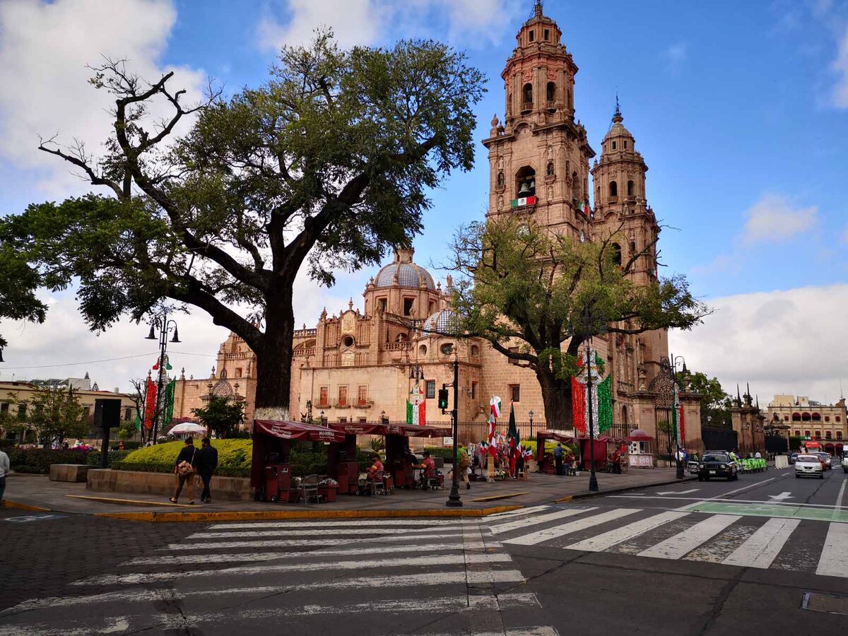 Все фотографии в статье сделаны в сентябре, когда в Мексике праздновали День независимости, поэтому город украшен национальными флагами