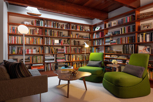 Домашняя библиотека – это убежище для книголюбов, где они могут убежать от хаоса внешнего мира и погрузиться в мир литературы.