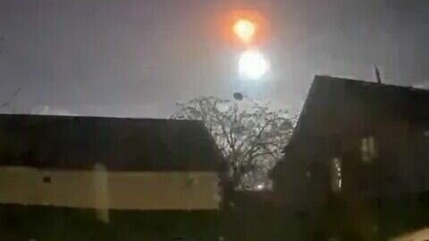     Так киевские власти объяснили вспышку в небе и взрыв поздно вечером 19 апреля.