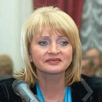 Алла Манилова, координирует и контролирует деятельность Департамента музеев и внешних связей, Департамента государственной поддержки искусства и народного творчества, Фонда «Российско-польский центр диалога и согласия». 
