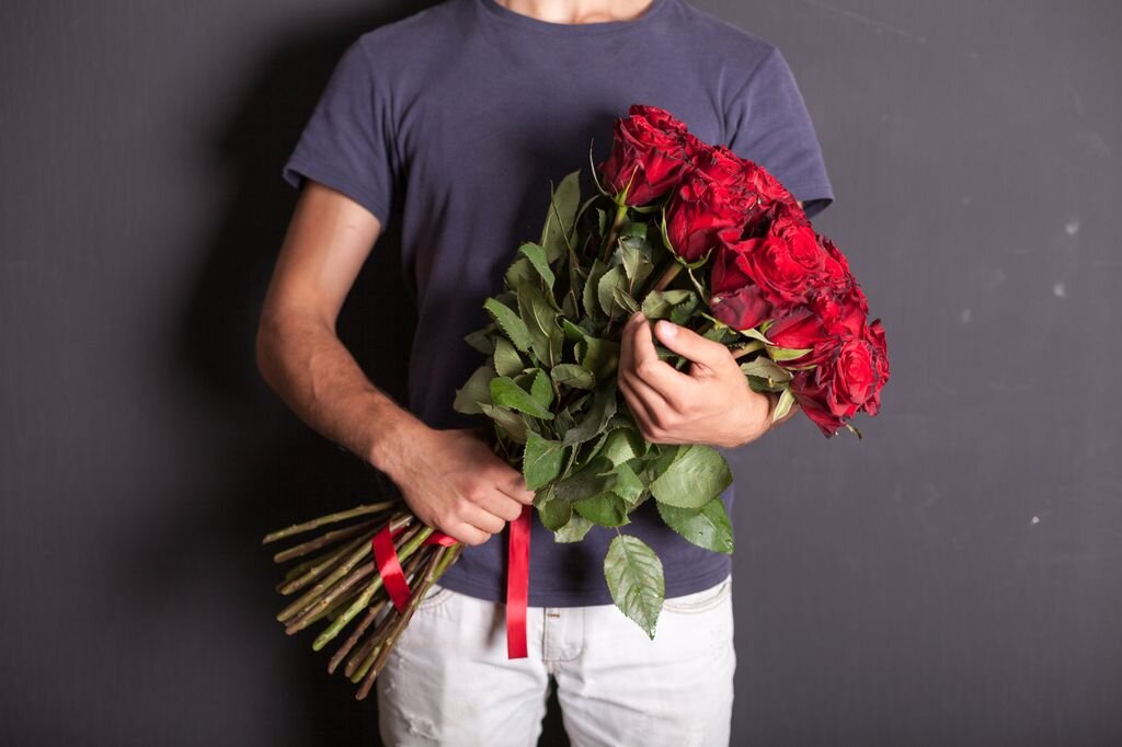 Розы в полный рост. Букет для мужчины. Парень с букетом цветов. Букет цветов для мужчины. Парень с букетом роз.