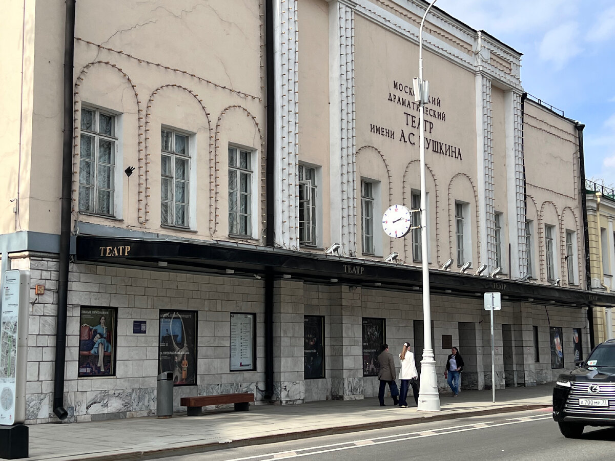 Это один из любимых мною театров, я бываю здесь регулярно, но именно как зритель. И вижу сцену как зритель. 