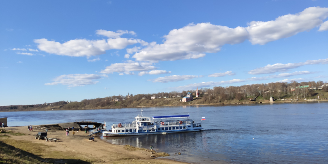 "Ах, что такое движется там по pеке?" - Тутаев, Волга, пароход... точнее, теплоход