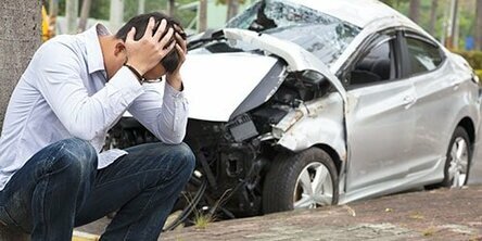 Разбиться на машине во сне не всегда плохо. Оказывается, если приснилась авария, значит, сновидец давно готов к кардинальным переменам в личной жизни и на рабочем месте. А вот сновидение, в котором довелось видеть разбитый автомобиль, означает некоторые трудности на пути к цели. Подробнее ознакомиться, к чему снится аварийная ситуация, можно в сонниках известных толкователей.видеть аварию во сне, разбиться на машине можно по-разному. Выясняя, к чему снится подобная катастрофа, следует вспомнить подробности:остаться без единой царапины — к судьбоносному знакомству;получить повреждения — к смене приоритетов, жизненных ценностей;видеть полностью разбитую машину — к краху надежд;пережить смерть — к исцелению от тяжелого недуга.