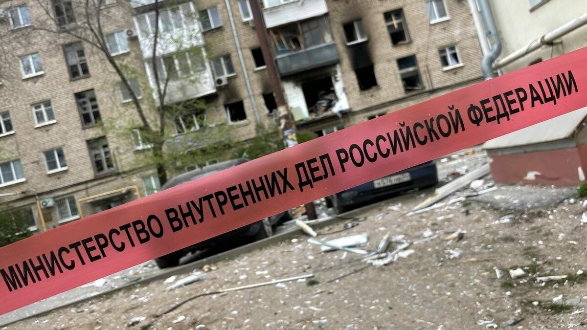     В Telegram появилось видео, записанное очевидцами сразу после взрыва в доме в Краснооктябрьском районе в Волгограде. На кадрах видно, что в здании повыбивало окна, а в квартире, где произошла утечка газа, полыхает огонь.