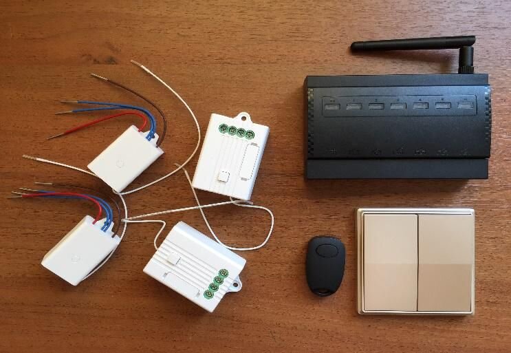 Блок на одну линию можно установить в цоколь люстры, за потолок или шкаф, на четыре и более – в электрощит