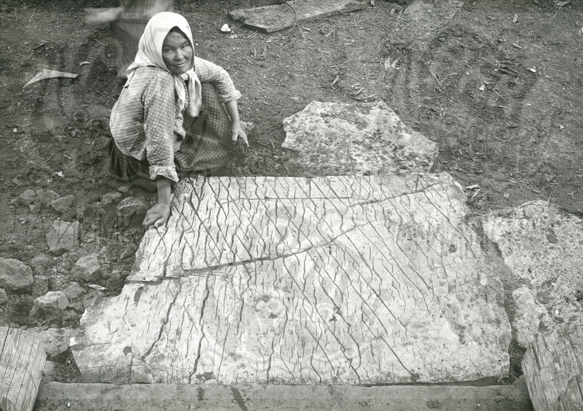 Фото 1928 года. Башкирия. Уфимский кантон. Хутор Нижний Чандар. Плита с резьбой.