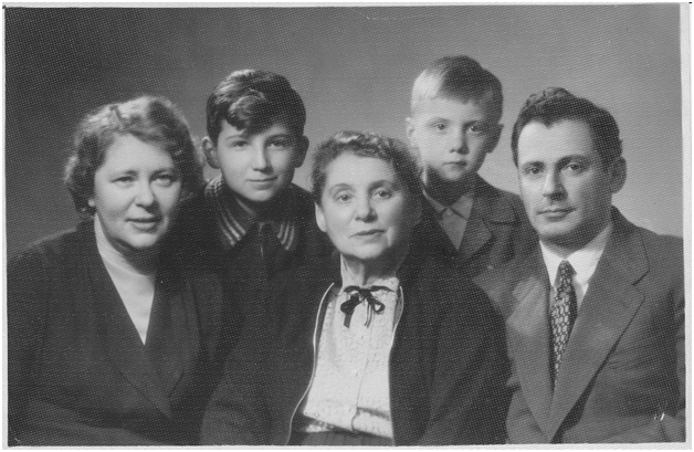 Фото 1958 г. Илья Борисович Збарский с женой, Ириной Петровной Карузиной (1914—1979), матерью Фаиной (Фанни, Фрейда) Николаевной Збарской (1884—1971) и сыновьями Алексеем (1947 – 2023) и Дмитрием (1952 – 1979),