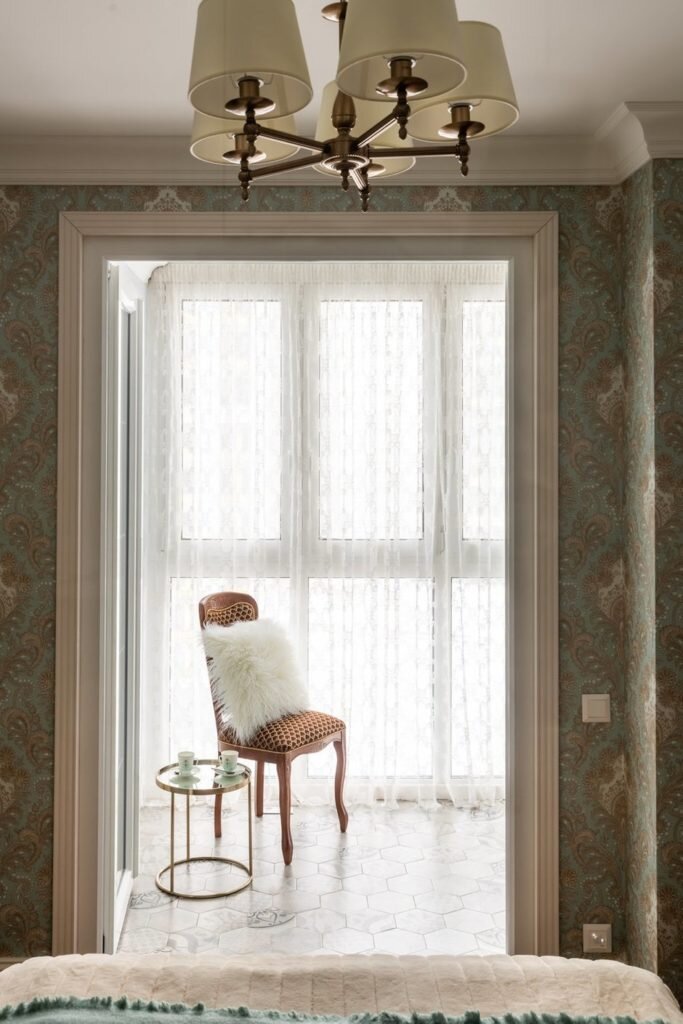 На месте кухни разместили полноценную спальню. Из однушки - необычная двушка