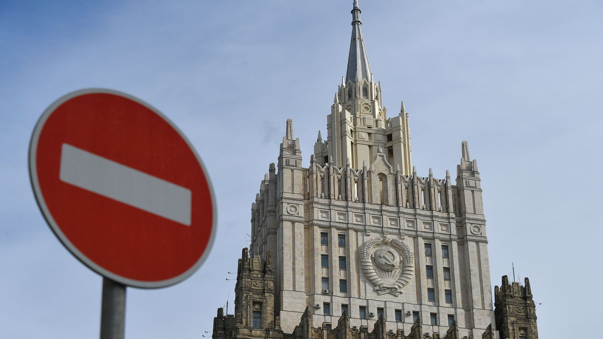 Германия и Россия высылают десятки дипломатов на фоне обвинений Берлина