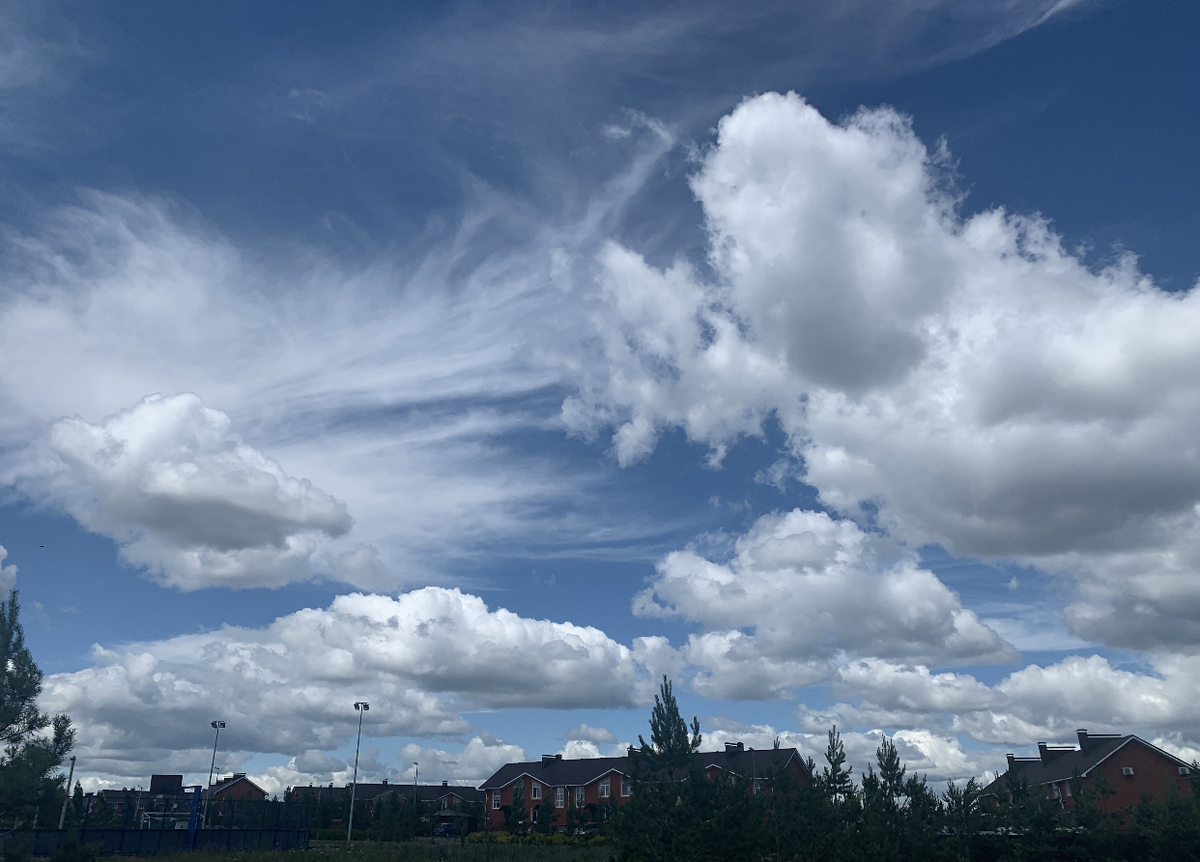 Боюсь и люблю небо одновременно. У меня много фотографий красивых облаков на телефоне. Это наша деревня, она недалеко от аэропорта