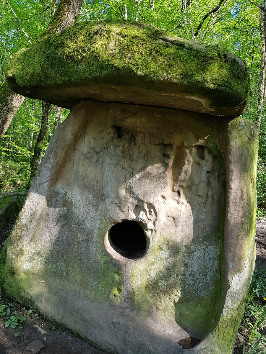 Дольмен-жертвенник: внутрь закладываются дрова, поджигаются. А сверху на плите кладется жертва-баран