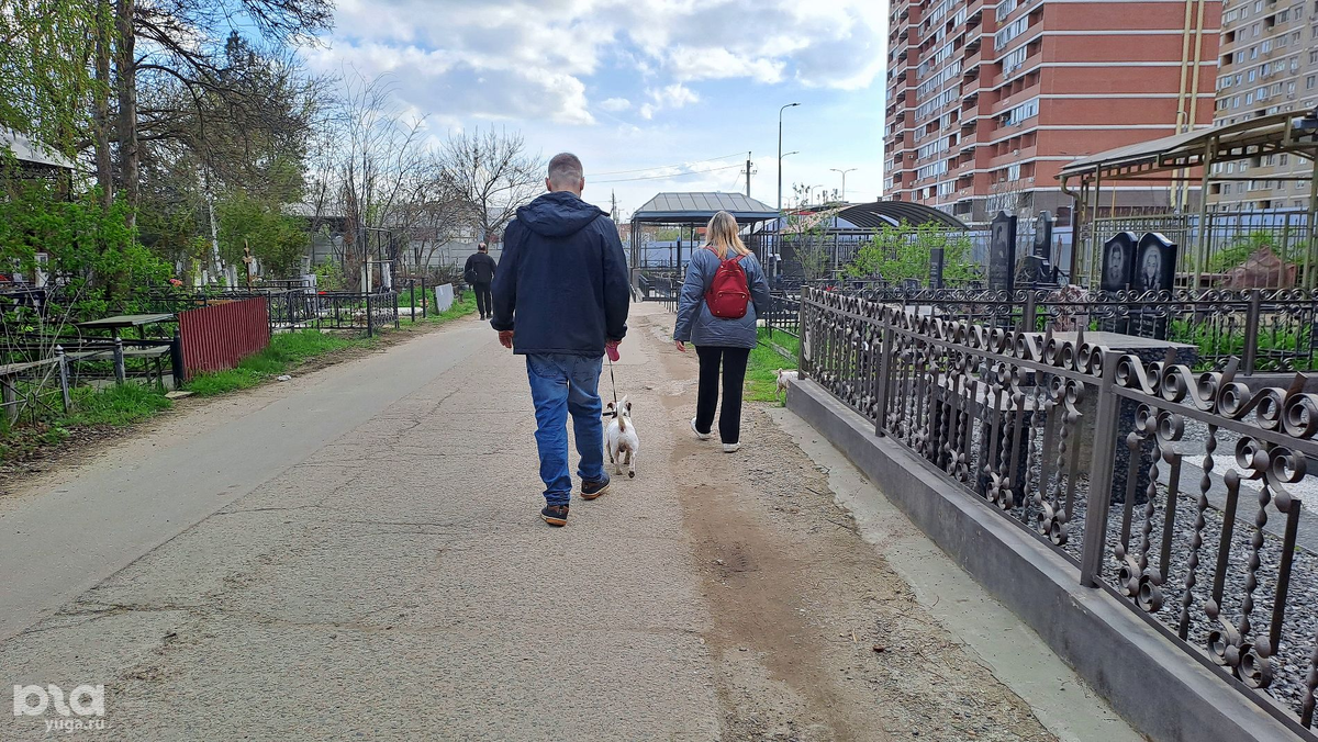 В потустороннюю чушь не верю». Жители Краснодара рассказали, как им живётся  рядом с кладбищами | Юга.ру | Дзен