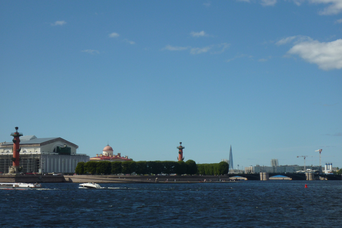 Стрелка Васильевского острова. Правее Биржевой мост. Вдали "Лахта-центр".