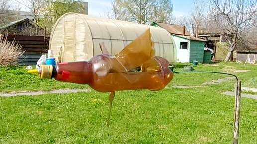 От кротов из пластиковой бутылки. Ветряк от кротов из пластиковых бутылок. Отпугиватель кротов из 5л. Отпугиватель кротов вертушка. Отпугиватель кротов из пластиковой бутылки.