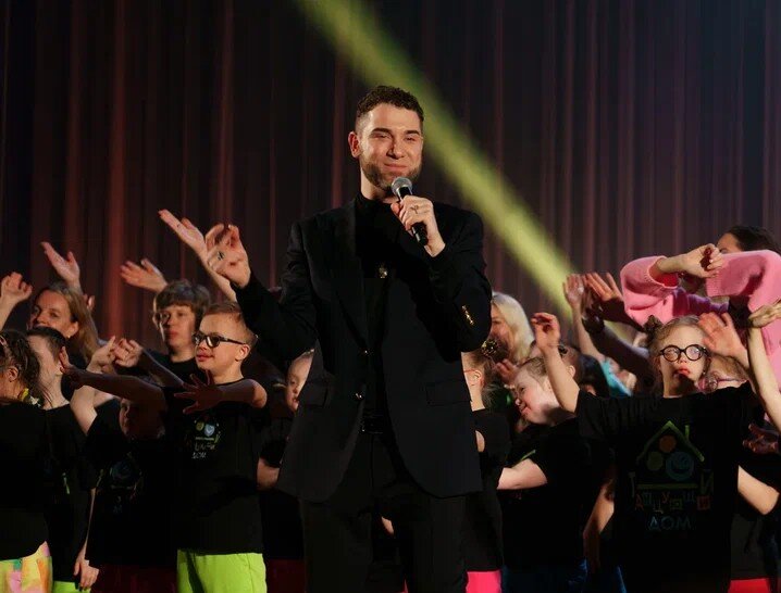 Владимир Брилёв: « Танцующий дом» - это люди с безграничными возможностями!» 25 апреля 2023 года в концертном зале «Космос» прошел грандиозный танцевальный флешмоб. Это был праздник «творчества без границ» - инклюзивный благотворительный вечер «Я и ТЫ» для детей и взрослых с участием звёзд российской эстрады. Одним из гостей этого танцевального марафона стал российский певец Владимир Брилёв.
 « Мы давно дружим с ребятами и преподавателями Школы инклюзивного творчества «Танцующий дом». В этой школе занимаются люди с особенностями развития, это и «солнечные дети», и ребята с аутизмом. Здесь много интересного – ребята танцуют, рисуют, вяжут, занимаются гимнастикой и песочной терапией. Но самое главное, что это место,  где каждый чувствует себя очень комфортно, здесь каждый может быть просто самим собой и выкладываться по максимуму, как самый настоящий артист на самой настоящей сцене. Что и происходило во время большого концертного выступления в зале  «Космос», где мы все вместе делали общее и очень важное дело – просто радовались жизни. А что еще нужно маленькому человеку, чтобы почувствовать себя счастливым, когда на тебя обращено внимание огромного зрительного зала и ты стоишь на большой сцене вместе со своими друзьями и педагогами, которые вместе с тобой гордятся твоими успехами.
    Я всегда с удовольствием принимаю приглашение на такие праздники. Наш мир – это калейдоскоп. Тут является ценностью любой позитив, а в таком дружном коллективе, как «Танцующий дом» его предостаточно, и это заслуга тех людей, которые отдают себя целиком нужному и важному делу – творческому воспитанию ребят с особенностями развития. Это истинные подвижники, низкий им поклон за их добрые сердца и неравнодушие к ближнему. Концерт получился поистине грандиозным. На сцене вместе с воспитанниками «Танцующего дома» были и Диана Гурцкая, и группа «БандЭрос», и АНО Центр интеграции «Дом ходуном», и ваш покорный слуга, и много кто еще. Все пели, танцевали, было очень весело и тепло – зал замечательно принимал каждое концертное выступление и каждого артиста. Такие мероприятия делают всех нас лучше и очищают наши души от суеты и серости будней. Это настоящий «праздник без границ». Я желаю всему коллективу «Танцующего дома» новых творческих высот. Уверен – тот заряд бодрости и радости, который все получили на сцене концертного зала «Космос» поможет и ребятам, и их наставникам погружаться в мир танца с новыми ощущениями и находить еще более интересные творческие решения для их музыкальных спектаклей. Удачи тебе и самого лучезарного счастья, «Танцующий дом». А мы, твои друзья и коллеги по сцене, всегда рядом и готовы поддержать любые, самые феерические и необычные идеи этих замечательных людей.  До встречи на сцене и в жизни. Ваш Владимир Брилёв».
