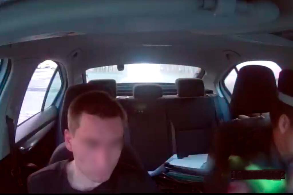    Инцидент произошел недалеко от дома № 78 по улице Архангельской. Сотрудники ДПС обратили внимание на ВАЗ-2112, который двое пытались завести "с толкача".