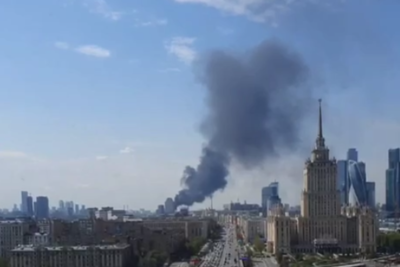    Загорелось строящееся здание около Поклонной горы в Москве ©Скриншот