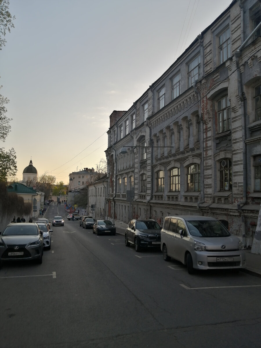 Вид на купол Иоанно-Предтеченского монастыря от бывших палат дьяка Украинцева. 
Ивановская горка, Москва.